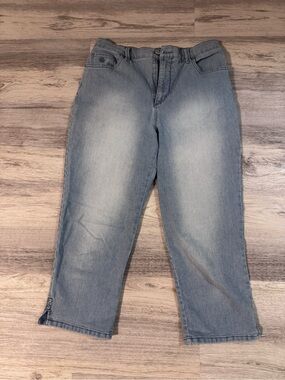 Gloria Vanderbilt Light Wash Capri Jeans